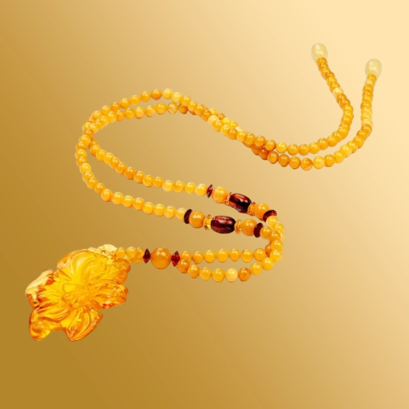 Бусы с кулонами янтарные